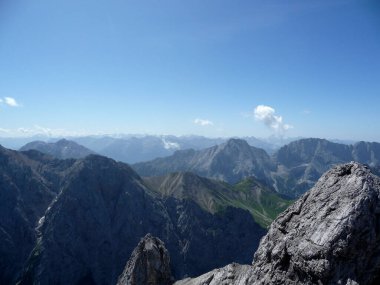 Jubilaumsgrat 'tan Zugspitze Dağı, Bavyera, Almanya' ya ünlü tırmanma rotasının dağ manzarası