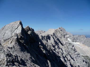 Jubilaumsgrat 'tan Zugspitze Dağı, Bavyera, Almanya' ya ünlü tırmanma rotasının dağ manzarası