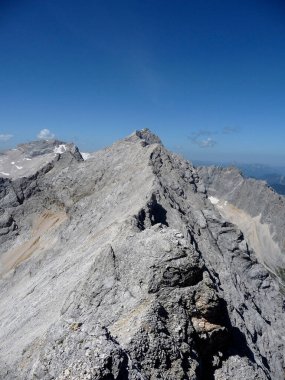 Jubilaumsgrat 'tan Zugspitze Dağı, Bavyera, Almanya' ya ünlü tırmanma rotasının dağ manzarası