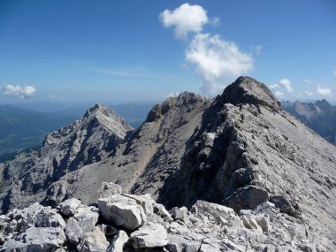 Jubilaumsgrat 'tan Zugspitze Dağı, Bavyera, Almanya' ya ünlü tırmanma rotasının dağ manzarası