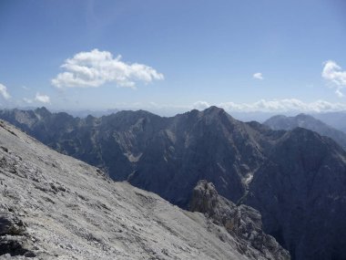 Jubilaumsgrat 'tan Zugspitze Dağı, Bavyera, Almanya' ya ünlü tırmanma rotasının dağ manzarası