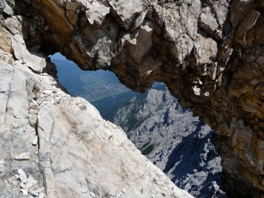 Jubilaumsgrat 'tan Zugspitze Dağı, Bavyera, Almanya' ya ünlü tırmanma rotasının dağ manzarası
