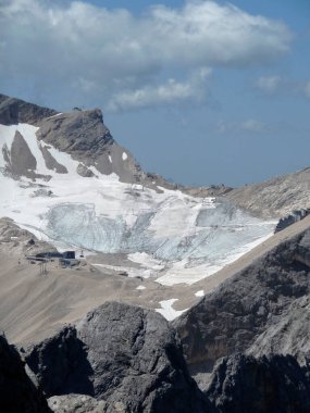 Jubilaumsgrat 'taki Schneeferner buzulundan Zugspitze dağına, Bavyera, Almanya