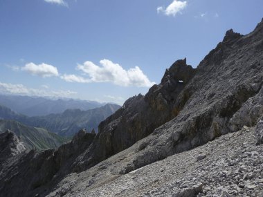 Jubilaumsgrat 'tan Zugspitze Dağı, Bavyera, Almanya' ya ünlü tırmanma rotasının dağ manzarası