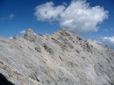 Jubilaumsgrat 'tan Zugspitze Dağı, Bavyera, Almanya' ya ünlü tırmanma rotasının dağ manzarası