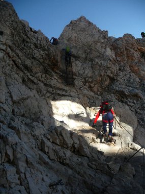 Jubilaumsgrat 'tan Zugspitze Dağı, Almanya' ya tırmanan bir yürüyüşçü.