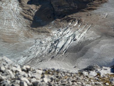 Jubilaumsgrat 'taki Schneeferner buzulundan Zugspitze dağına, Almanya