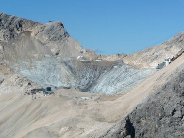 Jubilaumsgrat 'taki Schneeferner buzulundan Zugspitze dağına, Almanya