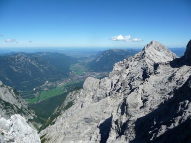 Jubilaumsgrat 'ta dağ manzarası, Zugspitze Dağı, Almanya