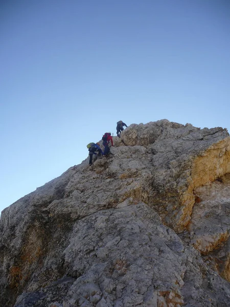 Hiker Climbing Route Jubilaumsgrat Zugspitze Mountain Germany — Stock fotografie