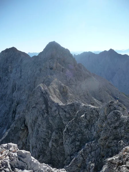 Альпинист Jubilaumsgrat Ferrata Гора Цугшпитце Германия — стоковое фото