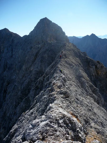 Альпинист Jubilaumsgrat Ferrata Гора Цугшпитце Германия — стоковое фото