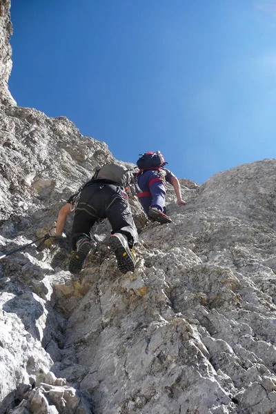 德国Zugspitze山通过Ferrata爬到Jubilaumsgrat的登山者 — 图库照片