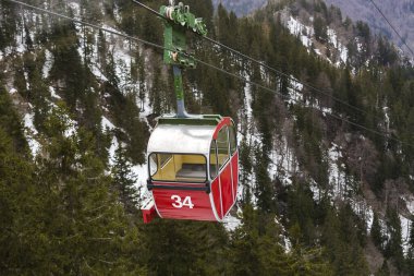 Almanya, Bavyera 'daki Kampenwand' da kırmızı gondol.