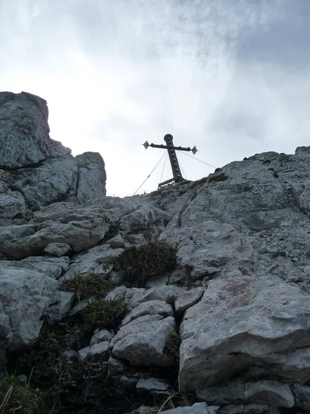 ドイツ バイエルン州チエンガウ アルプスの有名なカンペンワンド山のサミット クロス — ストック写真
