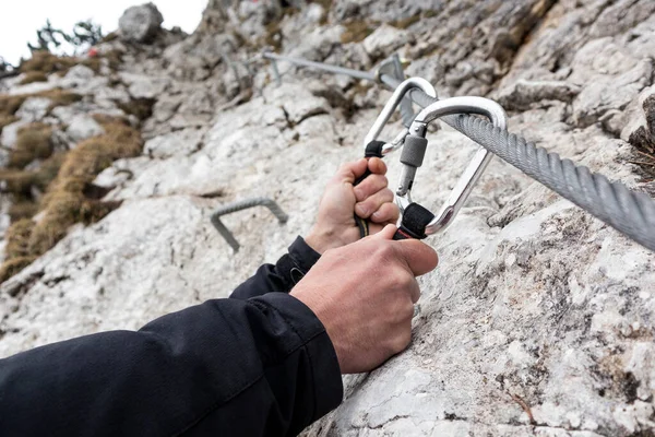 Prawidłowe Opóźnianie Ferrata Karabinkami — Zdjęcie stockowe