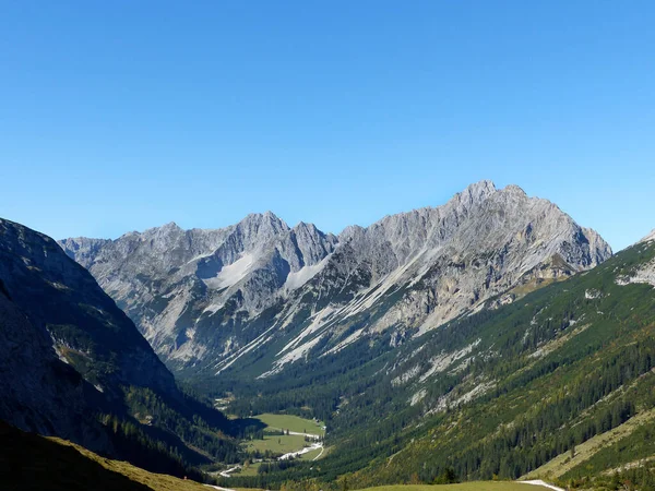 マウンテンハイキングツアー Karwendel山々 チロル オーストリア — ストック写真