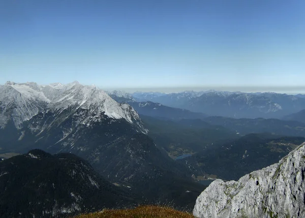 夏季通过德国巴伐利亚阿尔卑斯山中的Ferrata的Mittenwald — 图库照片