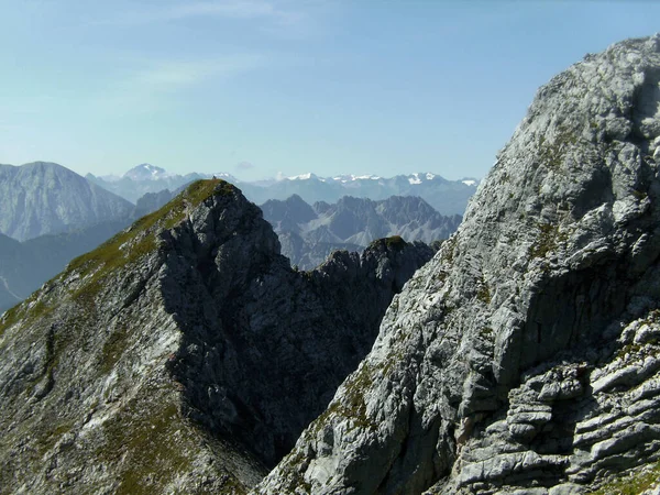 夏季通过德国巴伐利亚阿尔卑斯山中的Ferrata的Mittenwald — 图库照片