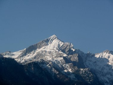 İlkbaharda Alpspitze ve Zugspitze dağları, Bavyera, Almanya