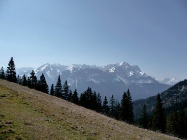 İlkbaharda Alpspitze ve Zugspitze dağları, Bavyera, Almanya