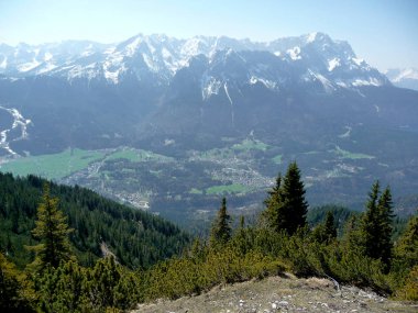 İlkbaharda Alpspitze ve Zugspitze dağları, Bavyera, Almanya