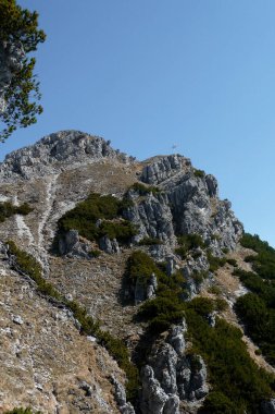 Almanya, Bavyera 'daki Kramerspitze dağının zirve haçı, ilkbahar zamanı