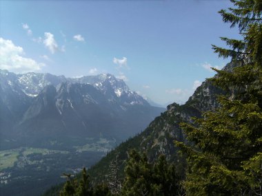 Zugspitze Massif, Bavyera, Almanya 'da Wetterstein dağlarında bahar zamanı