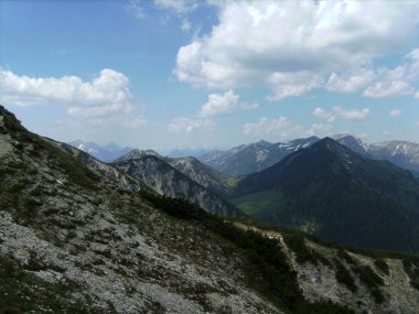 Bahar zamanı Almanya, Bavyera 'daki Kramerspitz Dağı' nda dağ yürüyüşü turu
