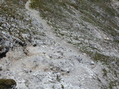 Bahar zamanı Almanya, Bavyera 'daki Kramerspitz Dağı' nda dağ yürüyüşü turu