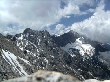 Ferrata üzerinden Alpspitze Garmisch-Partenkirchen, Bavyera, Almanya bahar zamanı
