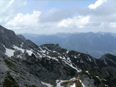 Ferrata üzerinden Alpspitze Garmisch-Partenkirchen, Bavyera, Almanya bahar zamanı