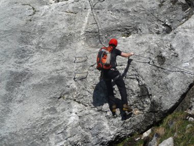 Almanya 'nın Bavyera kentindeki Hochthron ferrata' ya tırmanan