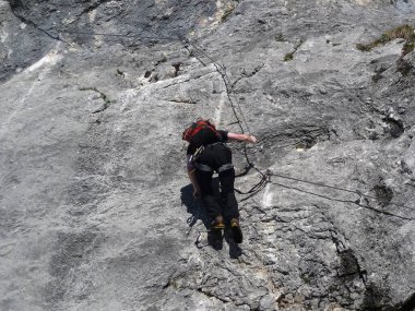 Almanya 'nın Bavyera kentindeki Hochthron ferrata' ya tırmanan