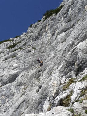Almanya 'nın Bavyera kentindeki Hochthron ferrata' ya tırmanan
