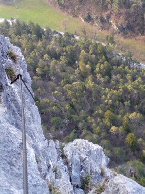 Martinswand Dağı 'ndaki Ferrata yoluyla Kaiser Max baharda yükseliyor, Tyrol, Avusturya