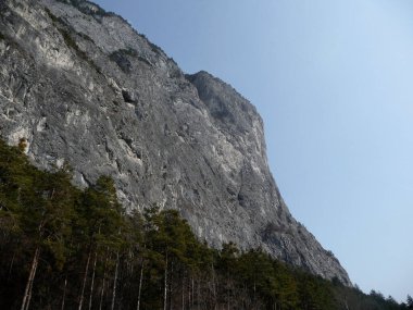 Martinswand Dağı 'ndaki Ferrata yoluyla Kaiser Max baharda yükseliyor, Tyrol, Avusturya