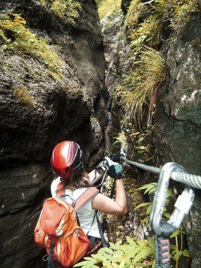 Avusturya 'daki Ferrata üzerinden Postalmklamm' a tırmanan