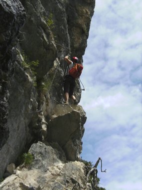 Avusturya 'daki Ferrata üzerinden Postalmklamm' a tırmanan