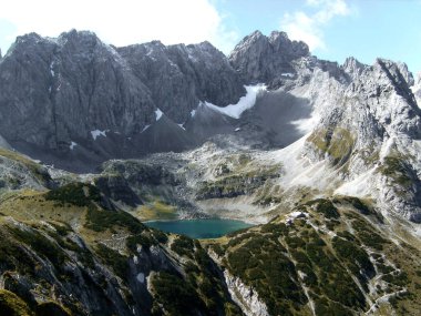 Yaz aylarında Drachensee, Tajakante, Tyrol, Avusturya 'daki yüksek dağ kıyısındaki Ferrata' da.