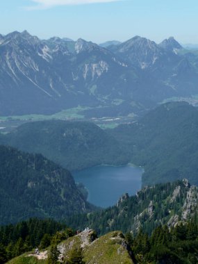 Tegelberg dağından Alpsee Gölü, Bavyera, Almanya