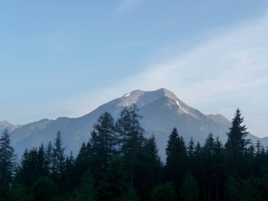 Via ferrata ile yüksek dağ gölü Seebensee, Zugspitze dağı, Tyrol, Avusturya