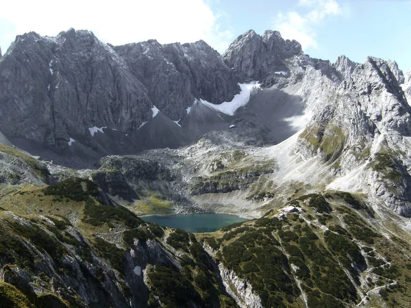 高山湖DrachenseeでFerrata Tajakante Tyrol Austriaで夏 — ストック写真