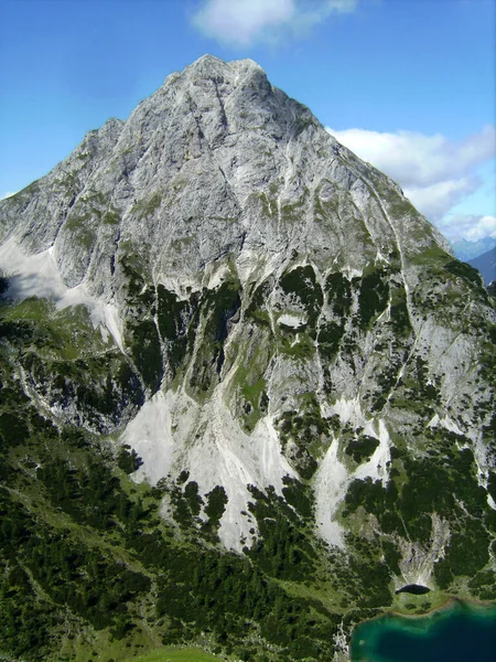 高い山の湖SeebenseeでFerrata Ehrwalder Sonennenspitze山 チロル オーストリア夏 — ストック写真