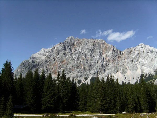 夏天在奥地利蒂罗尔Zugspitze山的Seebensee高山湖中 — 图库照片