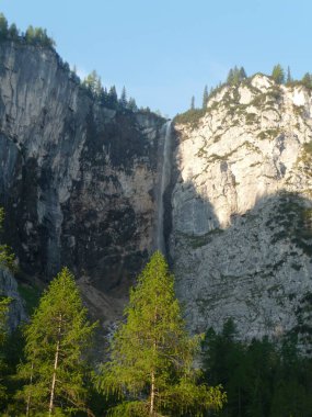 Via ferrata ile yüksek dağ gölü Seebensee, Zugspitze dağı, Tyrol, Avusturya