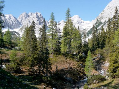Via ferrata ile yüksek dağ gölü Seebensee, Zugspitze dağı, Tyrol, Avusturya