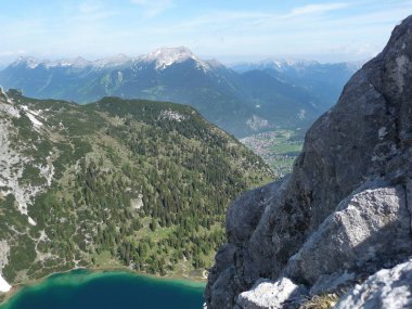 Via ferrata ile yüksek dağ gölü Seebensee, Zugspitze dağı, Tyrol, Avusturya