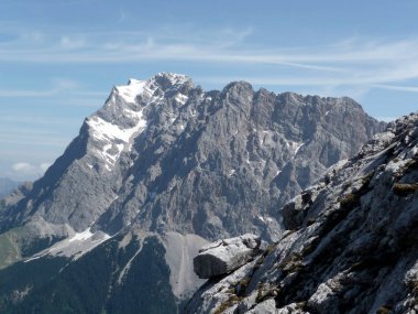 Via ferrata ile yüksek dağ gölü Seebensee, Zugspitze dağı, Tyrol, Avusturya