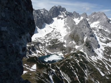 Via ferrata ile yüksek dağ gölü Seebensee, Zugspitze dağı, Tyrol, Avusturya